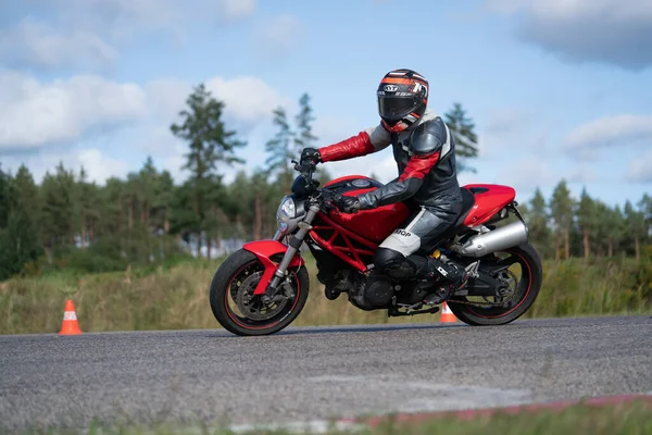 2020 Ropazi Letónia Motociclista Passeios Bicicleta Desportiva Por Estrada Asfalto — Fotografia de Stock