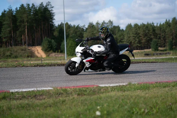 2020 Ropazi Letonia Motociclista Paseos Bicicleta Deportiva Por Carretera Asfalto —  Fotos de Stock