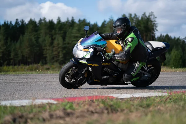 2020 Ropazi Letónia Motociclista Passeios Bicicleta Desportiva Por Estrada Asfalto — Fotografia de Stock