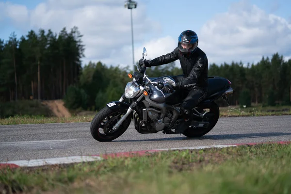 2020 Ropazi Letónia Motociclista Passeios Bicicleta Desportiva Por Estrada Asfalto — Fotografia de Stock