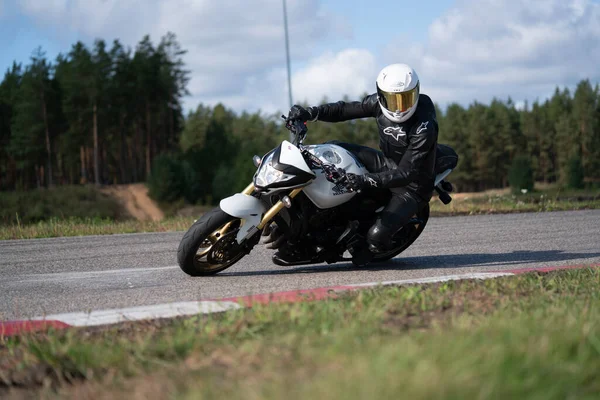 2020 Ropazi Letland Motorrijder Bij Sportieve Fietstochten Lege Asfaltwegen Sportfiets — Stockfoto