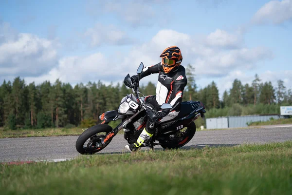 2020 Ropazi Letland Motorrijder Bij Sportieve Fietstochten Lege Asfaltwegen Sportfiets — Stockfoto