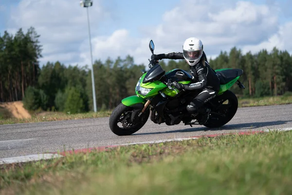 2020 Ropazi Łotwa Motocyklista Rowerze Sportowym Jeździ Pustą Asfaltową Drogą — Zdjęcie stockowe