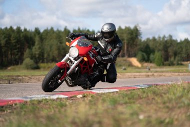 10-05-2020 Ropazi, Letonya motorsikletçisi boş asfalt yolda bisiklet sürüyor. spor bisikleti.