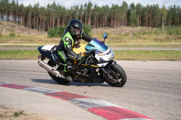 2020 Ropazi Letonia Motociclista Paseos Bicicleta Deportiva Por Carretera Asfalto —  Fotos de Stock