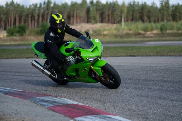 2020 Ropazi Letonia Motociclista Paseos Bicicleta Deportiva Por Carretera Asfalto —  Fotos de Stock