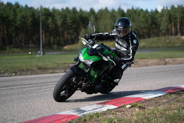 2020 Ropazi Letónia Motociclista Passeios Bicicleta Desportiva Por Estrada Asfalto — Fotografia de Stock