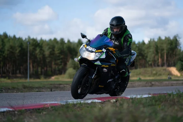 2020 Ropazi Latvia Motorcyclist Sport Bike Ride Empty Asphalt Road — 스톡 사진