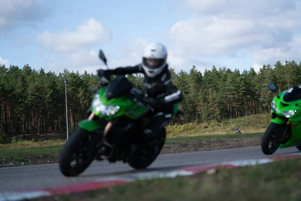 2020 Ropazi Lotyšsko Motocyklista Sportovních Kolech Jezdí Prázdné Asfaltové Silnici — Stock fotografie