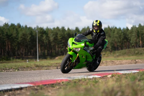 2020 Ropazi Lettland Motorradfahrer Bei Sportfahrradfahrten Auf Einer Leeren Asphaltstraße — Stockfoto