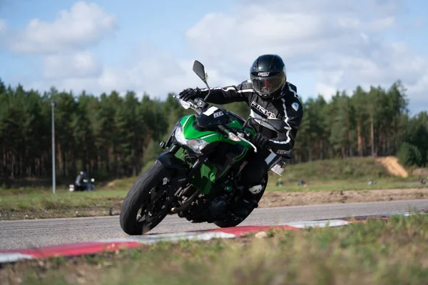 2020 Ropazi Letonia Motociclista Paseos Bicicleta Deportiva Por Carretera Asfalto — Foto de Stock