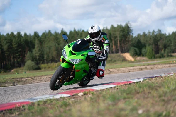 2020 Ropazi Letonya Motorsikletçisi Boş Asfalt Yolda Bisiklet Sürüyor Spor — Stok fotoğraf
