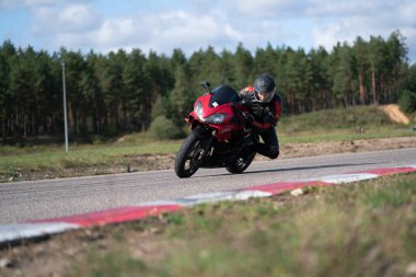 10-05-2020 Ropazi, Letonya Motosiklet Antrenmanı hızlı bir viraja dayanıyor.