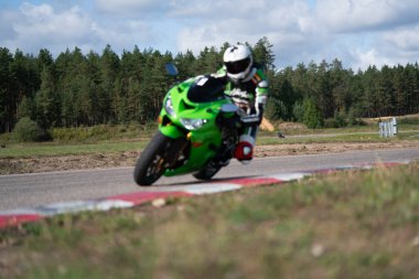 10-05-2020 Ropazi, Letonya Motosiklet Antrenmanı hızlı bir viraja dayanıyor.