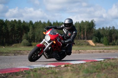 10-05-2020 Ropazi, Letonya Motosiklet Antrenmanı hızlı bir viraja dayanıyor.