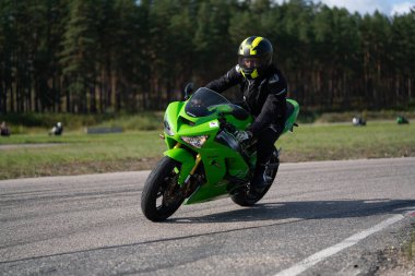 10-05-2020 Ropazi, Letonya Motosiklet Antrenmanı hızlı bir viraja dayanıyor.