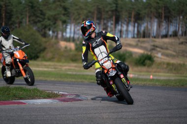 10-05-2020 Ropazi, Letonya Motosiklet Antrenmanı hızlı bir viraja dayanıyor.