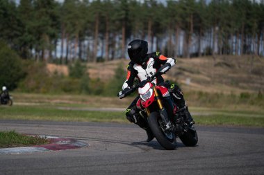10-05-2020 Ropazi, Letonya Motosiklet Antrenmanı hızlı bir viraja dayanıyor.