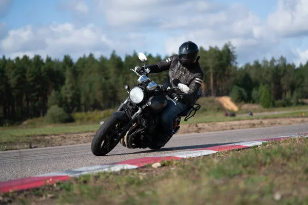 2020ラトビアのローパジオートバイの練習は トラック上の速いコーナーに傾いている — ストック写真