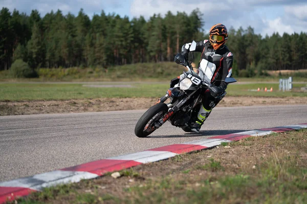 2020ラトビアのローパジオートバイの練習は トラック上の速いコーナーに傾いている — ストック写真