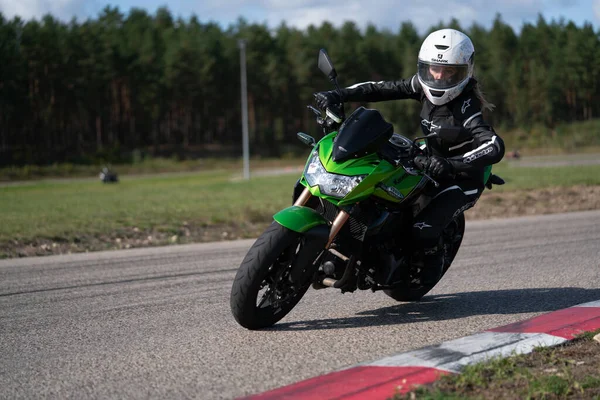2020 Ropazi Łotwa Praktyka Motocyklowa Opierająca Się Szybkim Zakręcie Torze — Zdjęcie stockowe
