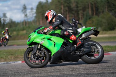 10-05-2020 Ropazi, Letonya motorsikletçisi boş asfalt yolda bisiklet sürüyor. spor bisikleti.