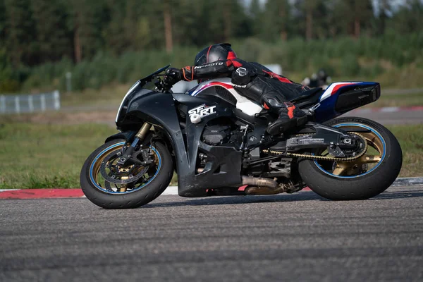 2020 Ropazi Łotwa Motocyklista Rowerze Sportowym Jeździ Pustą Asfaltową Drogą — Zdjęcie stockowe