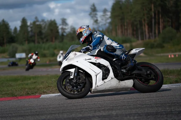 2020 Ropazi Lettland Motorradfahrer Bei Sportfahrradfahrten Auf Einer Leeren Asphaltstraße — Stockfoto