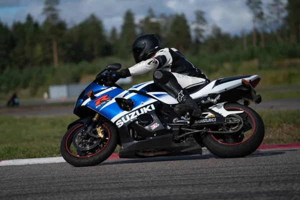 2020 Ropazi Łotwa Motocyklista Rowerze Sportowym Jeździ Pustą Asfaltową Drogą — Zdjęcie stockowe