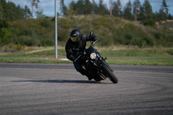 2020 Ropazi Letónia Motociclista Passeios Bicicleta Desportiva Por Estrada Asfalto — Fotografia de Stock