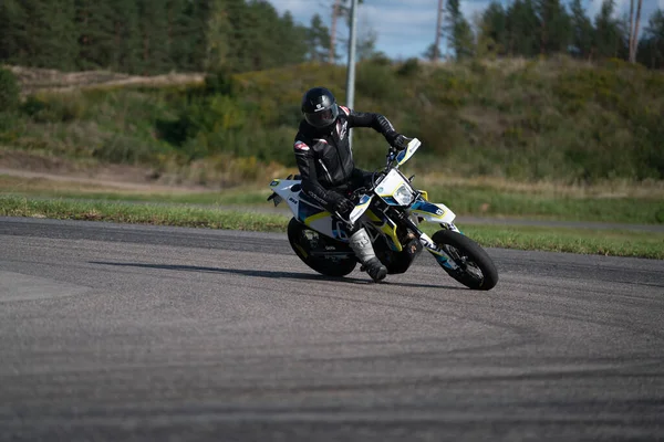 2020 Ropazi Łotwa Motocyklista Rowerze Sportowym Jeździ Pustą Asfaltową Drogą — Zdjęcie stockowe