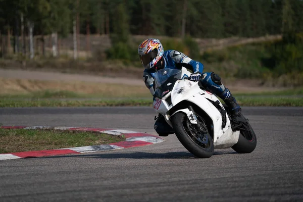 2020ラトビアのローパジは 空のアスファルトの道路でスポーツバイクに乗っている スポーツバイク — ストック写真