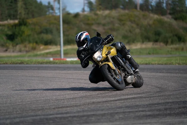 2020 Ropazi Letónia Motociclista Passeios Bicicleta Desportiva Por Estrada Asfalto — Fotografia de Stock