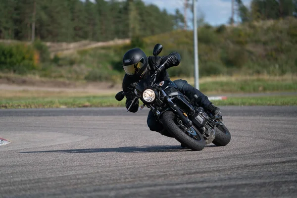 2020 Ropazi Lettland Motorradfahrer Bei Sportfahrradfahrten Auf Einer Leeren Asphaltstraße — Stockfoto