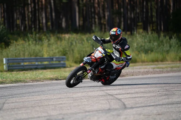 2020 Ropazi Letónia Motociclista Passeios Bicicleta Desportiva Por Estrada Asfalto — Fotografia de Stock