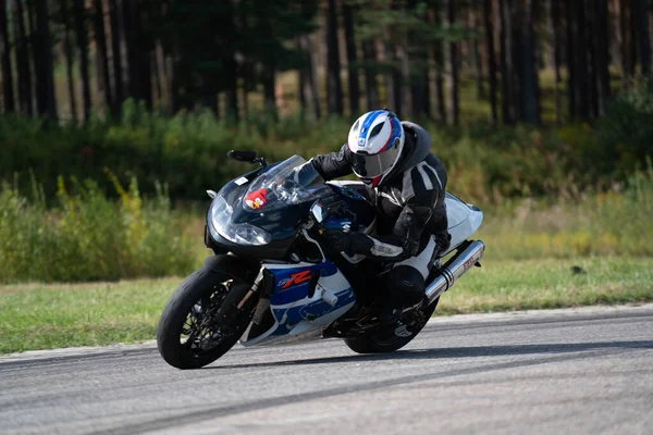 2020 Ropazi Letland Motorrijder Bij Sportieve Fietstochten Lege Asfaltwegen Sportfiets — Stockfoto