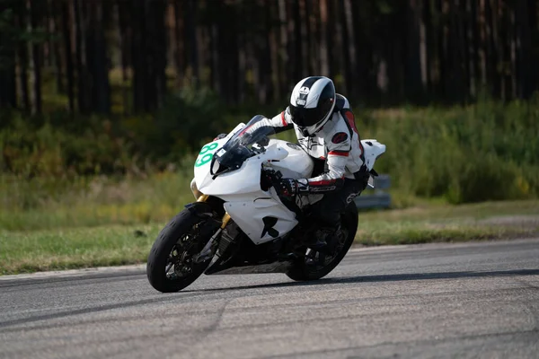 2020 Ropazi Letónia Motociclista Passeios Bicicleta Desportiva Por Estrada Asfalto — Fotografia de Stock