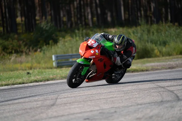 2020ラトビアのローパジは 空のアスファルトの道路でスポーツバイクに乗っている スポーツバイク — ストック写真