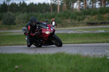 19.09.2020 Riga Letonya Yakışıklı motosikletli süper spor motosiklet sürücüsü