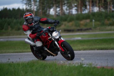 19.09.2020 Riga Letonya Yakışıklı motosikletli süper spor motosiklet sürücüsü