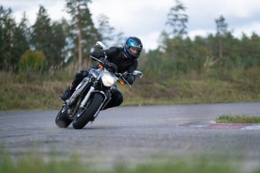 19.09.2020 Riga Letonya Yakışıklı motosikletli süper spor motosiklet sürücüsü