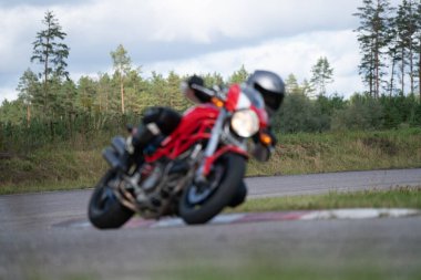 19.09.2020 Riga Letonya Yakışıklı motosikletli süper spor motosiklet sürücüsü