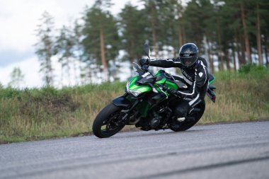 19.09.2020 Riga Letonya Yakışıklı motosikletli süper spor motosiklet sürücüsü