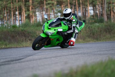 19.09.2020 Riga Letonya Yakışıklı motosikletli süper spor motosiklet sürücüsü