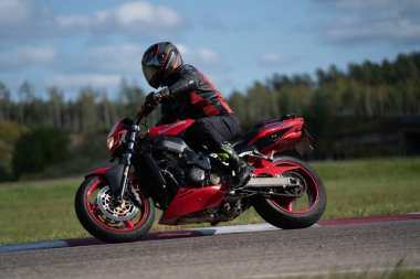 19.09.2020 Riga Letonya Yakışıklı motosikletli süper spor motosiklet sürücüsü