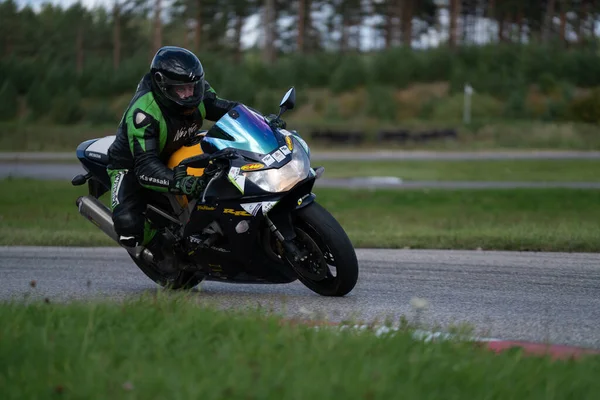 2020 Riga Letonia Guapo Motociclista Negro Montando Motocicleta Súper Deportiva —  Fotos de Stock