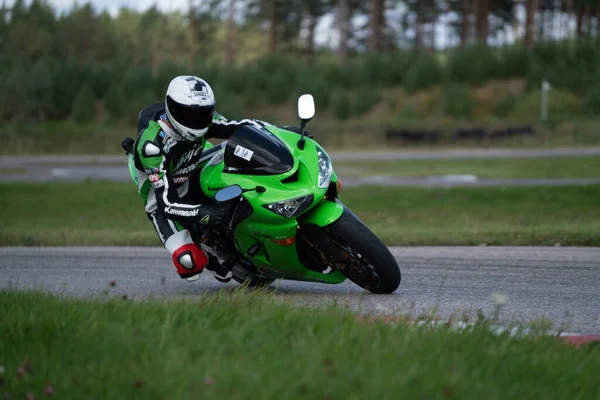 2020 Riga Letonia Guapo Motociclista Negro Montando Motocicleta Súper Deportiva —  Fotos de Stock