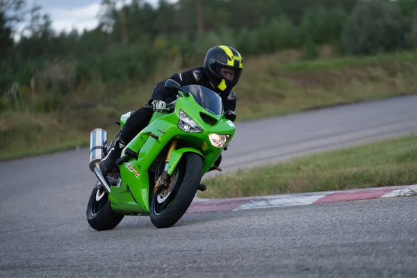 2020 Riga Lettland Snygg Motorcyklist Svart Sin Supersportmotorcykel — Stockfoto