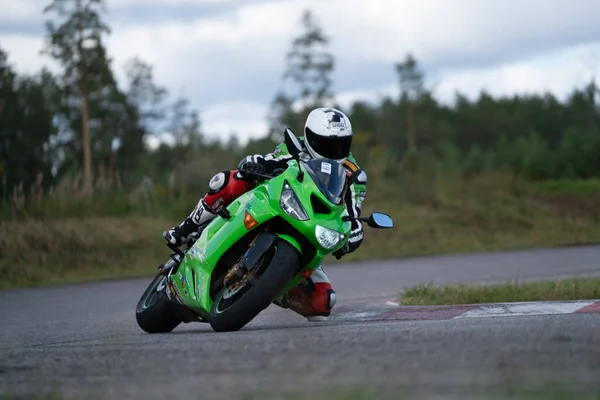 2020 Riga Letonia Guapo Motociclista Negro Montando Motocicleta Súper Deportiva — Foto de Stock