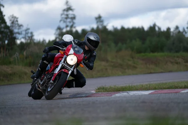 Рижский Мотоциклист Черном Ехал Своем Суперспортивном Мотоцикле — стоковое фото